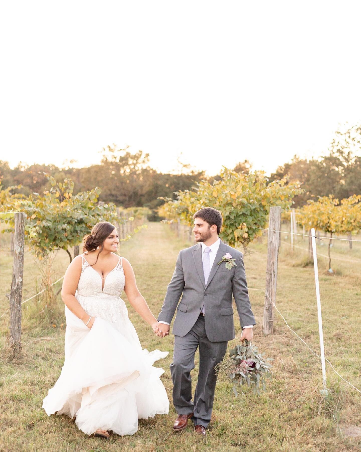 It was such a fun surprise seeing the Barnello&rsquo;s wedding being featured on @arkansasbride blog today!! We love these guys so much. They have become great friends and they&rsquo;re expecting a baby BOY  they also had the best and funniest cake cutting of all time. (Go look at my stories to see, it&rsquo;s too good!!) 

I love this job!! It&rsquo;s seriously a dream come true! ❤️ head to the link in my bio to see their wedding feature!